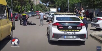 ვიდეო – ერთმანეთს მოტოციკლი და ავტომობილი შეეჯახა, დაშავდა ახალგაზრდა კაცი
