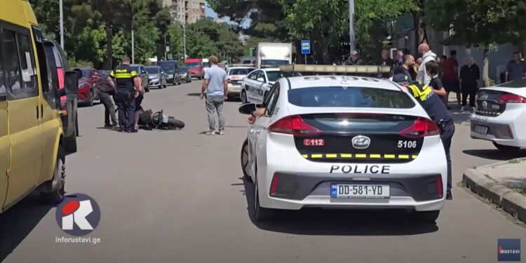 ვიდეო – ერთმანეთს მოტოციკლი და ავტომობილი შეეჯახა, დაშავდა ახალგაზრდა კაცი
