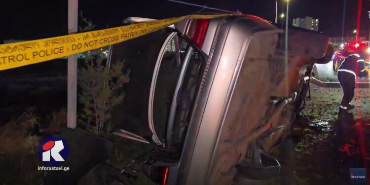 ვიდეო – ავარიის შედეგად ავტომობილი გადაყირავდა – დაშავებულია ორი ადამიანი