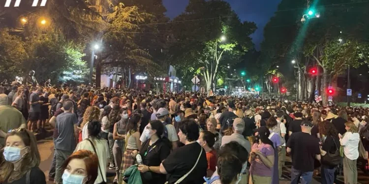 მათე დევიძისთვის პატიმრობის მისჯის შემდეგ მელიქიშვილის გამზირზე შეკრებილებმა თსუ-ს მიმდებარედ გადაინაცვლეს