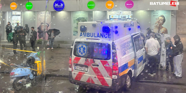 მოპედი ქვეითს შეეჯახა – ავტოსაგზაო შემთხვევა ბათუმში