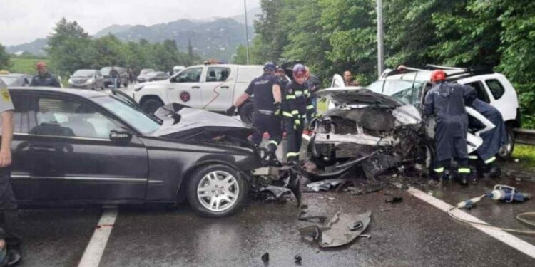 მძიმე ავარია ბათუმი-ქობულეთის შემოვლით გზაზე – დაიღუპა ერთი და დაშავდა სამი ადამიანი