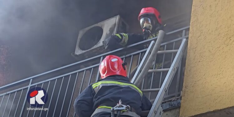 ვიდეო – რუსთავში საცხოვრებელ ბინაში ხანძარი გაჩნდა