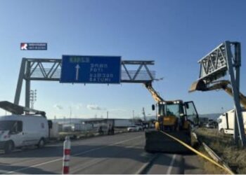 სატვირთო ავტომობილი რკინის კონსტრუქციას გამოედო და მოანგრია