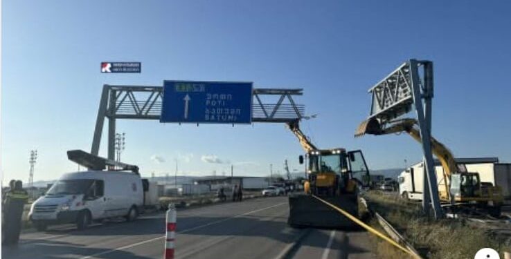 სატვირთო ავტომობილი რკინის კონსტრუქციას გამოედო და მოანგრია