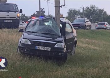 ვიდეო – ავტომობილი მაღალი ძაბვის ელექტროგადამცემ ბოძს შეეჯახა – ავტოსაგზაო შემთხვევა რუსთავში