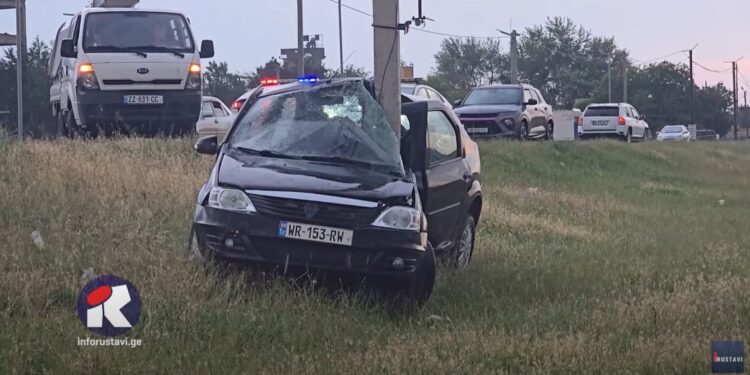 ვიდეო – ავტომობილი მაღალი ძაბვის ელექტროგადამცემ ბოძს შეეჯახა – ავტოსაგზაო შემთხვევა რუსთავში