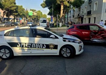 ერთმანეთს შეეჯახა მსუბუქი ავტომობილი და მიკროავტობუსი, რომელსაც მგზავრები გადაჰყავდა