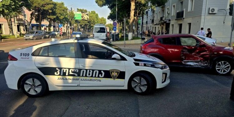 ერთმანეთს შეეჯახა მსუბუქი ავტომობილი და მიკროავტობუსი, რომელსაც მგზავრები გადაჰყავდა