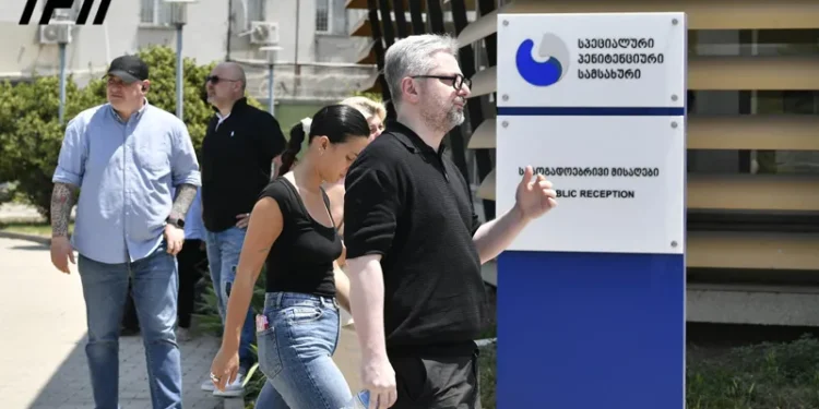 ნიკა გვარამია, რომელსაც პატიმრობა შეეფარდა, რუსთავის მე-12 საპატიმროსთან თავად მივიდა