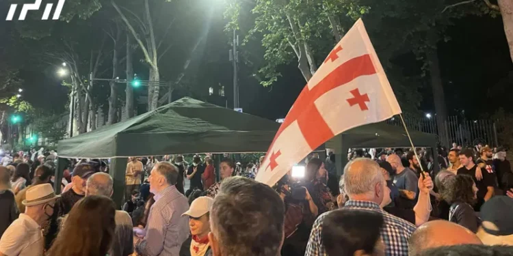 აქციის მონაწილეებმა ჭავჭავაძის გამზირზე, თსუ-სთან 2 კარავი გაშალეს