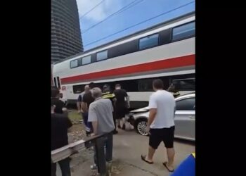 თბილისი-ბათუმის სამგზავრო მატარებელს მსუბუქი ავტომობილი შეეჯახა