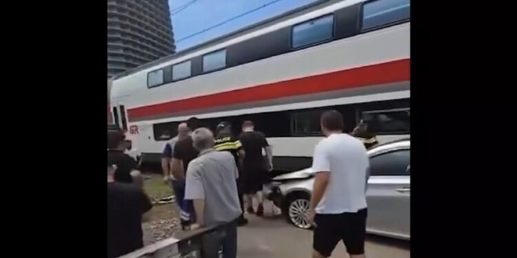 თბილისი-ბათუმის სამგზავრო მატარებელს მსუბუქი ავტომობილი შეეჯახა