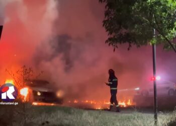 ვიდეო – ავტომობილს ცეცხლი გაუჩნდა და დაიწვა