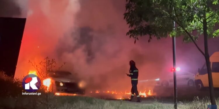 ვიდეო – ავტომობილს ცეცხლი გაუჩნდა და დაიწვა