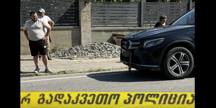 ამბროლაურში ავტომობილი არასრულწლოვანს დაეჯახა