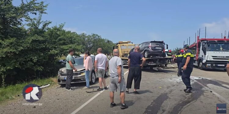 ვიდეო – ერთმანეთს 6 ავტომობილი შეეჯახა, სამი ადამიანი დაშავდა