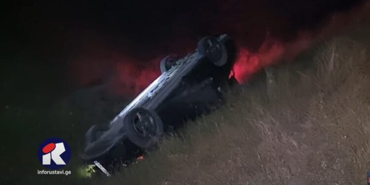 ნახეთ ვიდეო – ავტომობილი სანამ ხიდზე ავიდოდა გზიდან გადავარდა