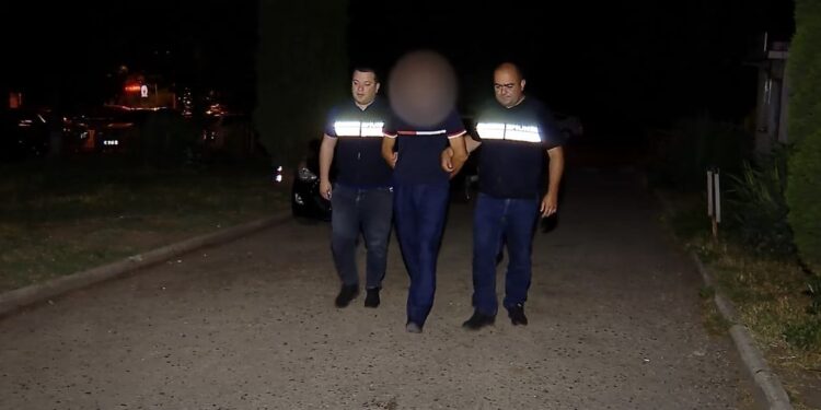 ვიდეო – დააკავეს პირი, რომელმაც თბილისში ცივი იარაღით კაცი დაჭრა