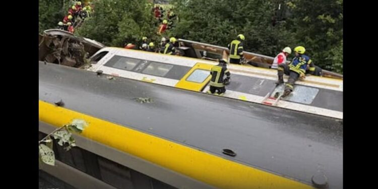 გერმანიაში მატარებელი ლიანდაგიდან გადავარდა, დაღუპულია 4 და დაშავებულია ათობით მგზავრი