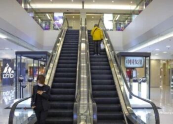 4 წლის ბავშვი სავაჭრო ცენტრის ესკალატორიდან გადმოვარდა – როგორია მისი მდგომარეობა