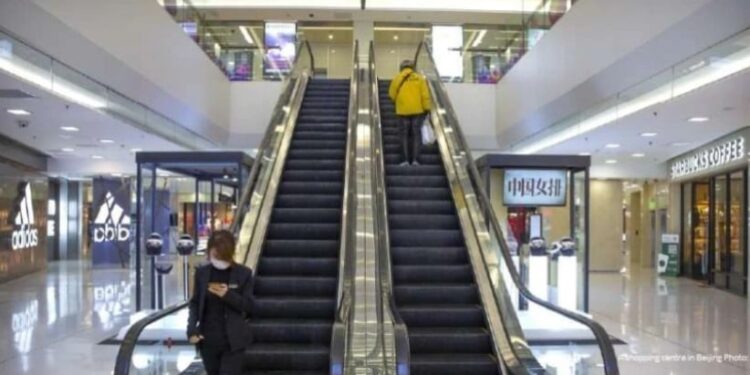 4 წლის ბავშვი სავაჭრო ცენტრის ესკალატორიდან გადმოვარდა – როგორია მისი მდგომარეობა