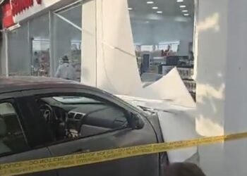 ავტომობილი ჯერ ახალგაზრდას დაეჯახა, შემდეგ აფთიაქში შევარდა