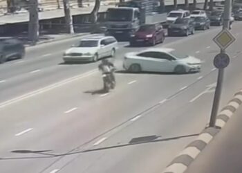 მძიმე ავარია თბილისში – მოტოციკლი მანქანას შეეჯახა