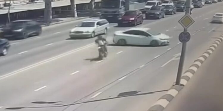 მძიმე ავარია თბილისში – მოტოციკლი მანქანას შეეჯახა