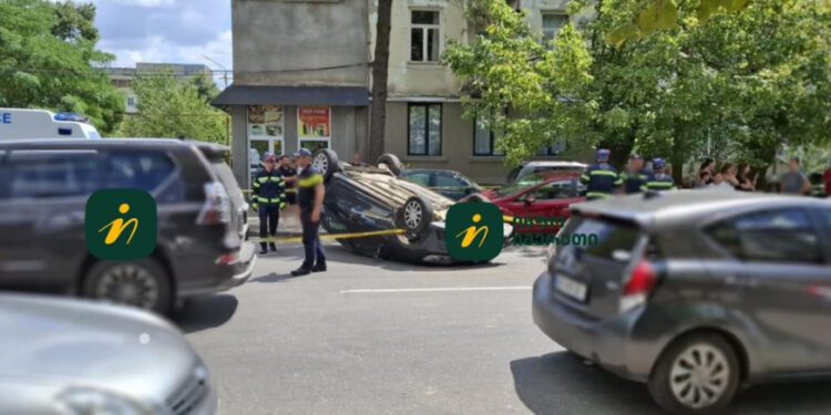 შეჯახების შედეგად ავტომობილი ამობრუნდა – ავტოსაგზაო შემთხვევა ქუთაისში