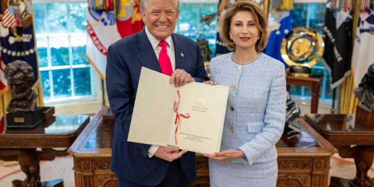 საქართველოს ელჩმა, თამარ ტალიაშვილმა პრეზიდენტ დონალდ ტრამპს თეთრ სახლში რწმუნებათა სიგელები გადასცა