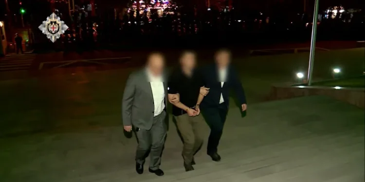 სუს-ი – დაკავებულია თავდაცვის მინისტრის ყოფილი მოადგილე, იმავე სამინისტროს შესყიდვების დეპარტამენტის ყოფილი უფროსი და თავდაცვის იმდროინდელი მინისტრის ახლო ნათესავი