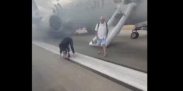 ვიდეო – აშშ-ში სამგზავრო თვითმფრინავს ცეცხლი გაუჩნდა