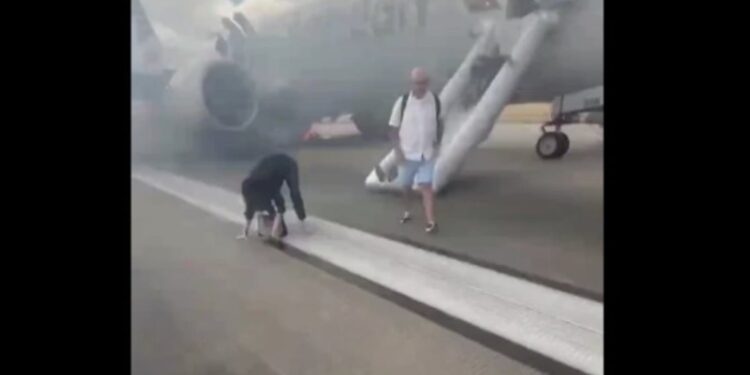 ვიდეო – აშშ-ში სამგზავრო თვითმფრინავს ცეცხლი გაუჩნდა