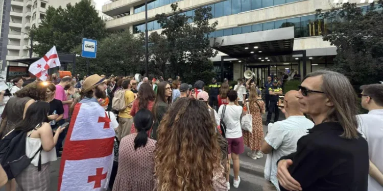 თბილისის მერიასთან საპროტესტო აქცია სახელწოდებით – „სიკვდილით სავსე ქალაქი“ მიმდინარეობს