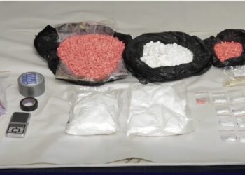 ვიდეო – ბათუმში, ამოღებულია 3 კილოგრამამდე „კოკაინი“, 13 000-მდე „ექსტაზის“ აბი და განსაკუთრებით დიდი ოდენობით ნარკოტიკული საშუალება „ჰეროინი“