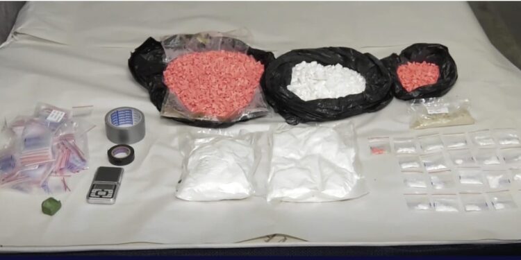 ვიდეო – ბათუმში, ამოღებულია 3 კილოგრამამდე „კოკაინი“, 13 000-მდე „ექსტაზის“ აბი და განსაკუთრებით დიდი ოდენობით ნარკოტიკული საშუალება „ჰეროინი“