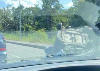 ავტომობილი ტროტუარს შეეჯახა და ამობრუნდა – ავტოსაგზაო შემთხვევა ქუთაისში