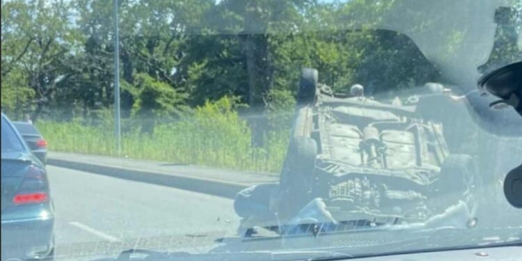 ავტომობილი ტროტუარს შეეჯახა და ამობრუნდა – ავტოსაგზაო შემთხვევა ქუთაისში