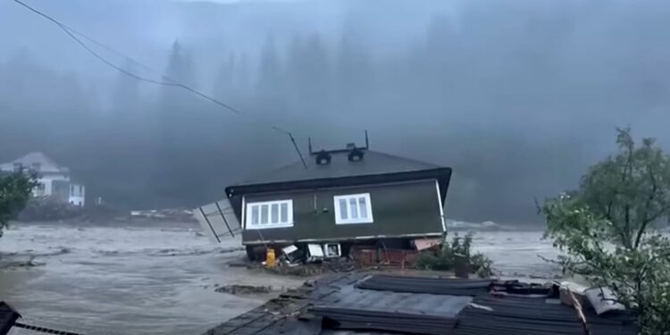 ვიდეო – რუმინეთში წყალდიდობამ სამი ადამიანი იმსხვერპლა, ასობით კი ევაკუირებულია