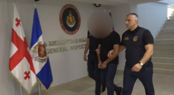 ოქროს ნივთის ქურდობისთვის პოლიციელია დაკავებული