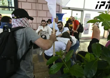 საპროტესტო მსვლელობისას, აქციის მონაწილეებსა და რუსულენოვან გამვლელებს შორის სიტყვიერი და ფიზიკური დაპირისპირება მოხდა