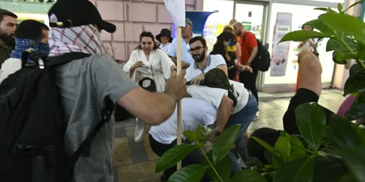 საპროტესტო მსვლელობისას, აქციის მონაწილეებსა და რუსულენოვან გამვლელებს შორის სიტყვიერი და ფიზიკური დაპირისპირება მოხდა