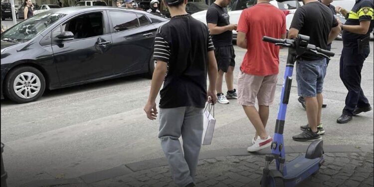 ბათუმში, სკუტერით მოძრავ ბიჭს ავტომობილი დაეჯახა