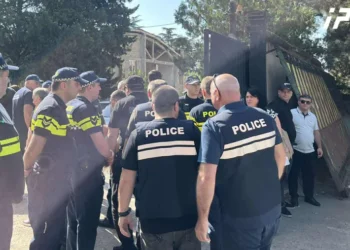 თვალჭრელიძის ქუჩაზე გამოსახლება მიმდინარეობს – ერთი პირი სახურავიდან გადმოხტომით იმუქრება