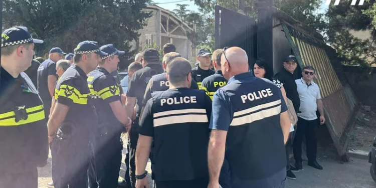 თვალჭრელიძის ქუჩაზე გამოსახლება მიმდინარეობს – ერთი პირი სახურავიდან გადმოხტომით იმუქრება