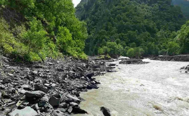 ადიდებულმა მდინარემ, სოფელ საყდართან სახიდე გადასასვლელი დააზიანა, მოძრაობა დროებით აკრძალულია