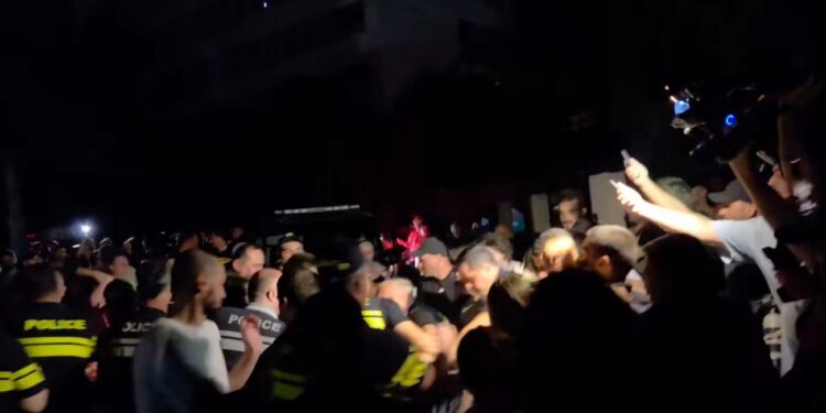 თვალჭრელიძის ქუჩაზე 17 ადამიანი ადმინისტრაციული წესით დააკავეს