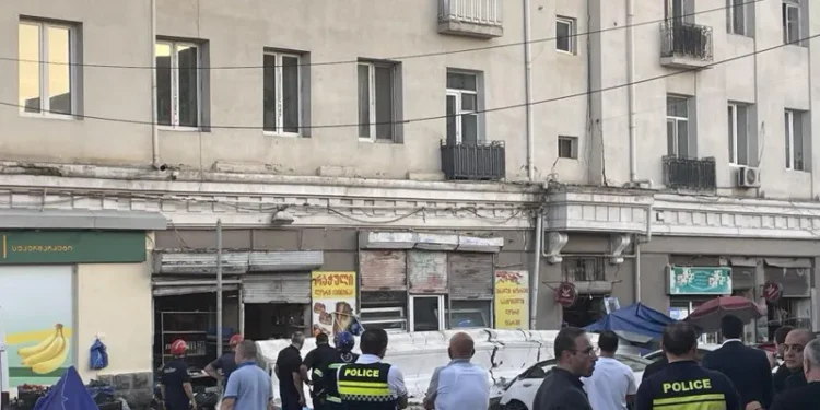 მოქალაქეების ინფორმაციით, სადგურის მოედანზე ნანგრევებში სულ მცირე ორი ადამიანია მოყოლილი