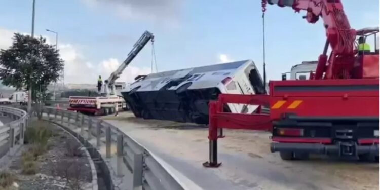 თურქეთში სამგზავრო ავტობუსის გადატრიალების შედეგად დაღუპულთა რაოდენობა გაიზარდა – დაკავებულია ავტობუსის მძღოლი